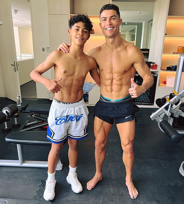 Ronaldo 40 tuổi vẫn đẹp trai cực phẩm, bác sĩ thẩm mỹ khui loạt bí mật "dao kéo" tốn kém bạc tỷ- Ảnh 11.