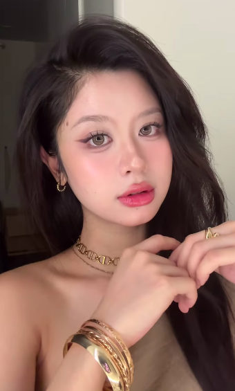 Hàn Hằng "lột xác" bất ngờ, từ bỏ phong cách hở bạo để theo đuổi hình ảnh kín đáo, vẫn cuốn hút khó cưỡng- Ảnh 10.