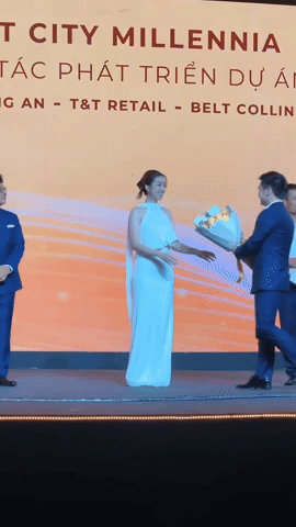 Khoảnh khắc tình bể bình của Đỗ Mỹ Linh và chủ tịch CLB Hà Nội giữa sự kiện, netizen "lụi tim" vì quá ngọt ngào- Ảnh 1.