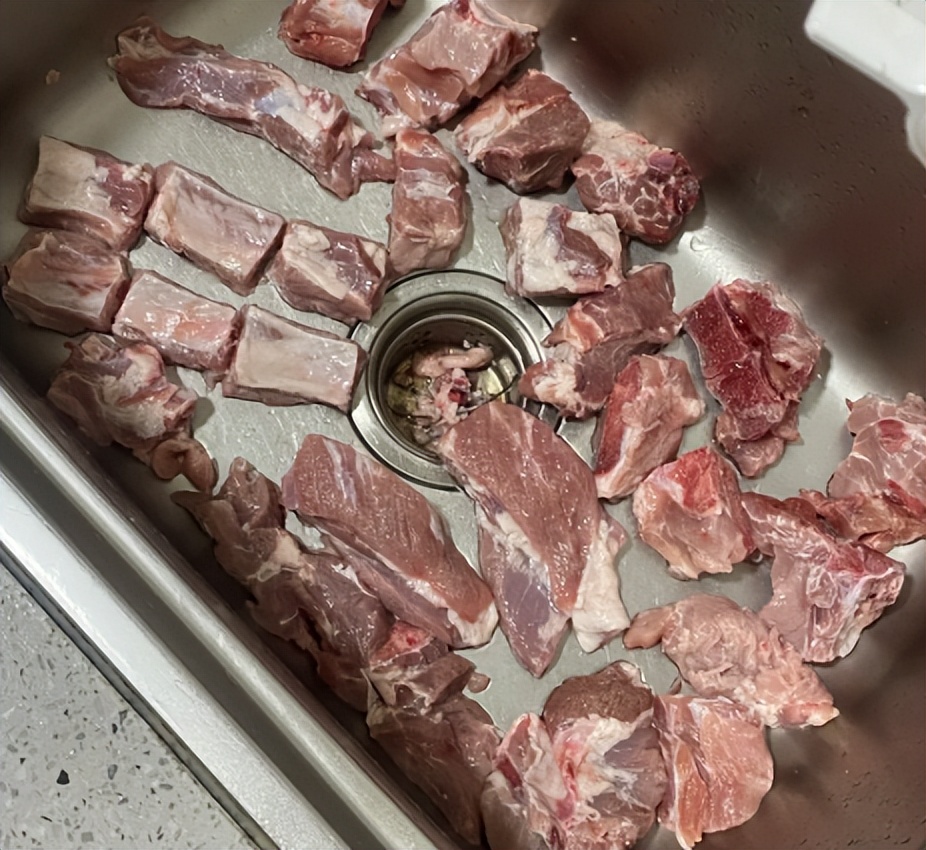 Đừng mua "4 loại" sườn này dù rẻ đến đâu: Nhờ nhân viên siêu thị nhắc nhở, tôi đã học được một điều mới- Ảnh 2.