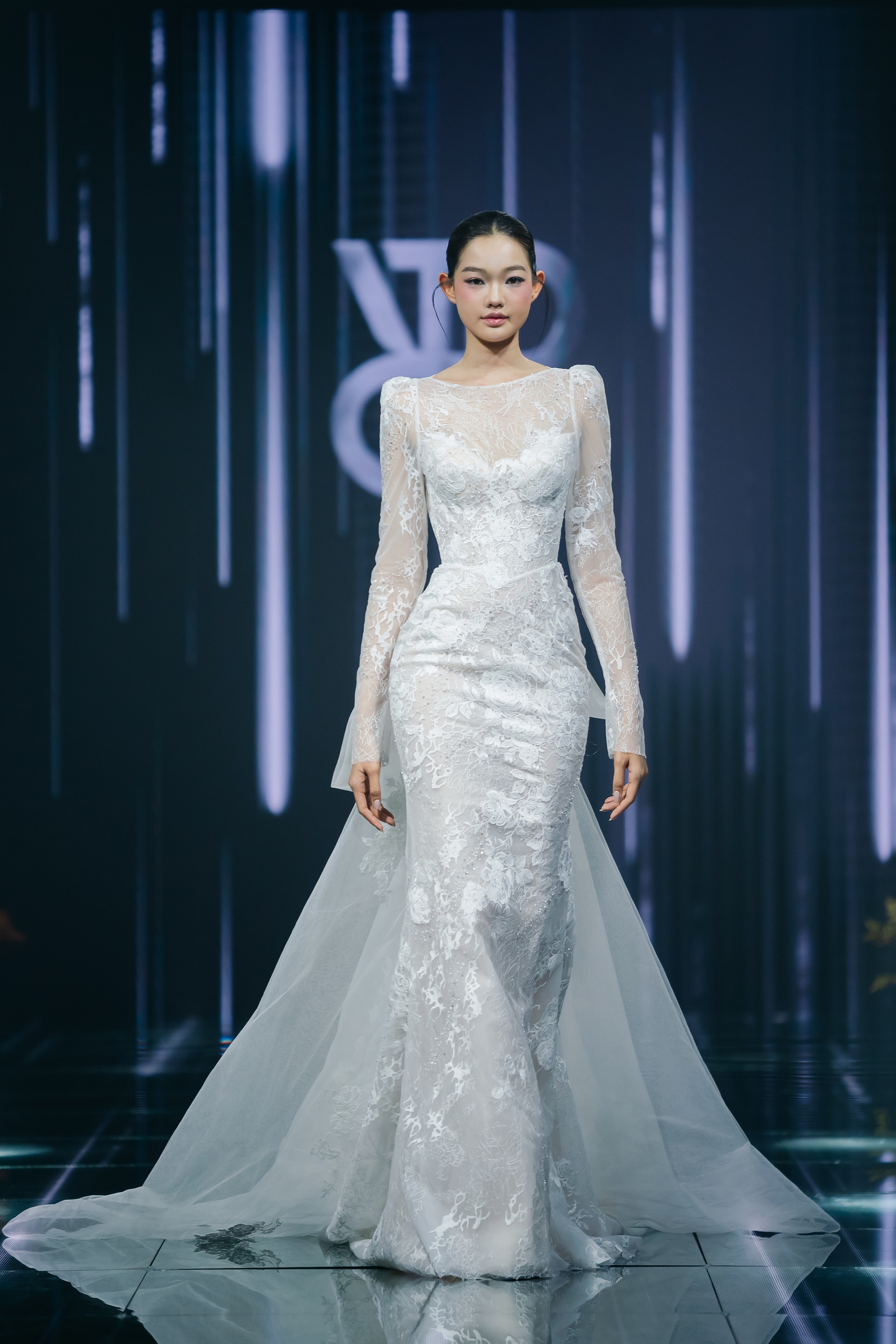 Khi Hoa hậu Kỳ Duyên diện váy cưới: Bình thường cá tính sắc lạnh, nay bỗng kiêu sa, duyên dáng vô cùng- Ảnh 13.
