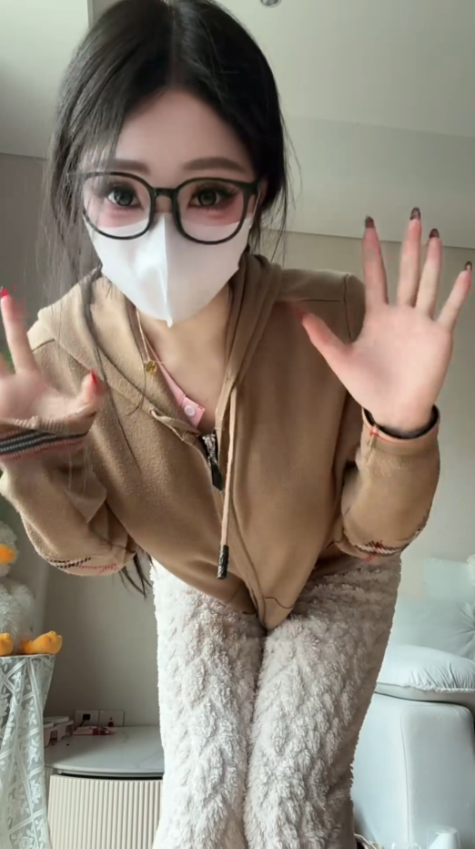 Trổ tài biến hình, hot girl hút cả triệu view, người xem chỉ sau 9 giây đã "ngất xỉu"- Ảnh 2.