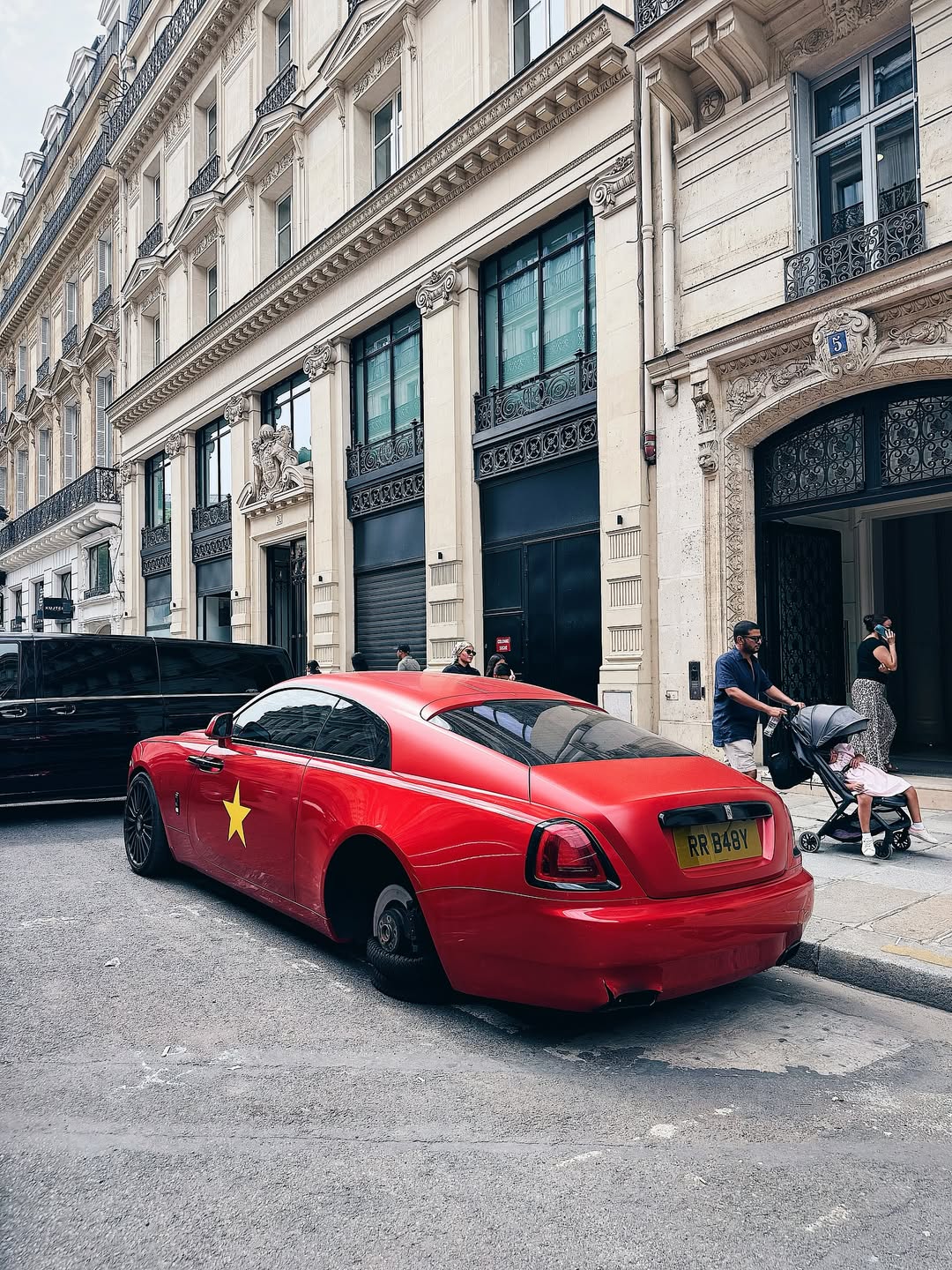 Xe Rolls-Royce 'cờ đỏ sao vàng' ở châu Âu hút 20.000 lượt tương tác, nhiều người hỏi: Sao chỉ có 3 bánh?- Ảnh 3.