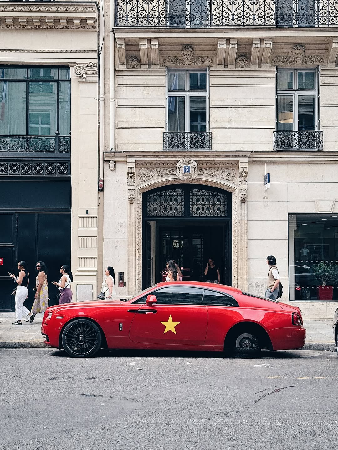 Xe Rolls-Royce 'cờ đỏ sao vàng' ở châu Âu hút 20.000 lượt tương tác, nhiều người hỏi: Sao chỉ có 3 bánh?- Ảnh 11.