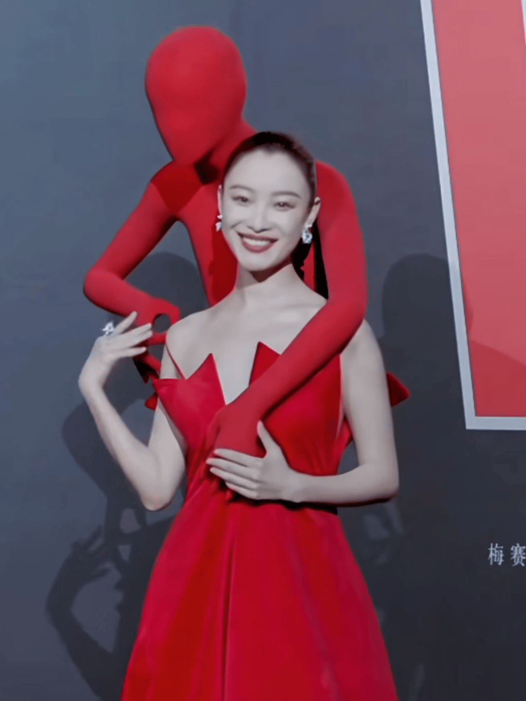 Thảm đỏ hot nhất tối nay: Địch Lệ Nhiệt Ba "quốc mẫu hồi cung", lấn át Dương Mịch, Lưu Thi Thi - Ảnh 5.