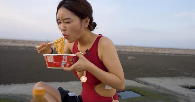 Thả dáng với bikini, nữ YouTuber kiếm cả trăm nghìn lượt like, chứng minh cả năng lực lẫn vóc dáng đáng ngưỡng mộ- Ảnh 4.