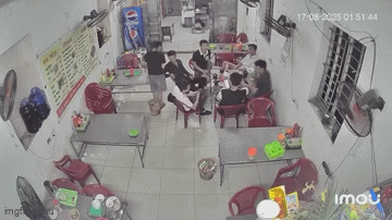 Chủ quán ăn ra tay với khách hàng quấy rối mình: Bài học nhớ đời cho kẻ khiếm nhã- Ảnh 1.