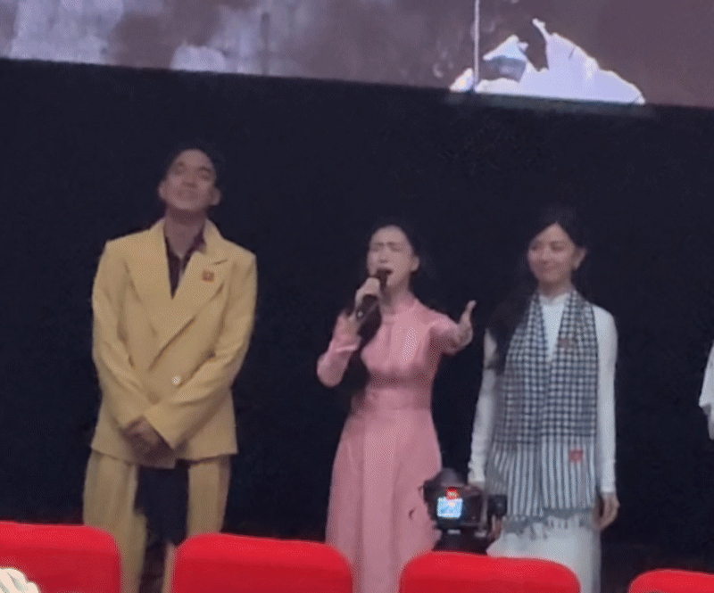 Hòa Minzy bật khóc khi hát OST Mưa Đỏ, nghẹn ngào chia sẻ về hai câu thoại đắt giá trong phim- Ảnh 1. Hòa Minzy bật khóc khi hát OST Mưa Đỏ, nghẹn ngào chia sẻ về hai câu thoại đắt giá trong phim- Ảnh 1.