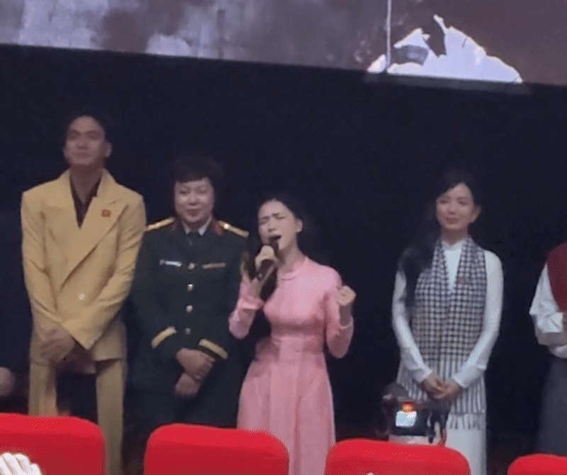 Hòa Minzy bật khóc khi hát OST Mưa Đỏ, nghẹn ngào chia sẻ về hai câu thoại đắt giá trong phim- Ảnh 2. Hòa Minzy bật khóc khi hát OST Mưa Đỏ, nghẹn ngào chia sẻ về hai câu thoại đắt giá trong phim- Ảnh 2.