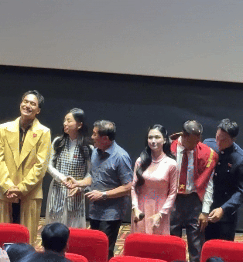 Hòa Minzy bật khóc khi hát OST Mưa Đỏ, nghẹn ngào chia sẻ về hai câu thoại đắt giá trong phim- Ảnh 3. Hòa Minzy bật khóc khi hát OST Mưa Đỏ, nghẹn ngào chia sẻ về hai câu thoại đắt giá trong phim- Ảnh 3.