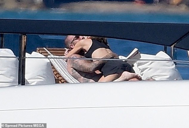 David Beckham và Victoria 50 tuổi vẫn cực mặn nồng, nhìn loạt ảnh nóng bỏng paparazzi chụp mà David Beckham và Victoria 50 tuổi vẫn cực mặn nồng, nhìn loạt ảnh nóng bỏng paparazzi chụp mà