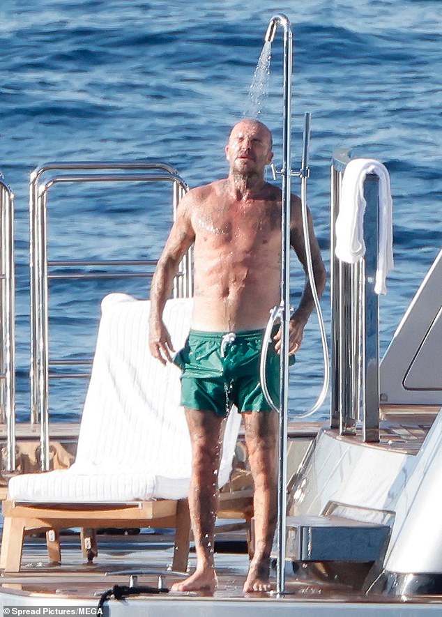 Đỏ mặt với loạt ảnh thân mật của David Beckham và Victoria tuổi 50 bị paparazzi "tóm gọn"- Ảnh 4. Đỏ mặt với loạt ảnh thân mật của David Beckham và Victoria tuổi 50 bị paparazzi "tóm gọn"- Ảnh 4.
