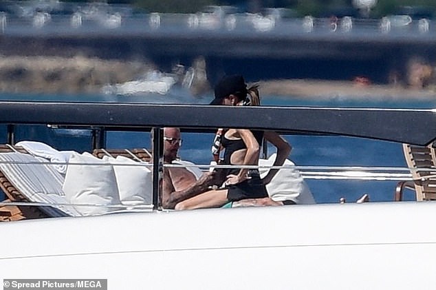 Đỏ mặt với loạt ảnh thân mật của David Beckham và Victoria tuổi 50 bị paparazzi "tóm gọn"- Ảnh 2. Đỏ mặt với loạt ảnh thân mật của David Beckham và Victoria tuổi 50 bị paparazzi "tóm gọn"- Ảnh 2.
