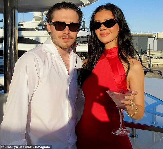 Đỏ mặt với loạt ảnh thân mật của David Beckham và Victoria tuổi 50 bị paparazzi "tóm gọn"- Ảnh 6. Đỏ mặt với loạt ảnh thân mật của David Beckham và Victoria tuổi 50 bị paparazzi "tóm gọn"- Ảnh 6.