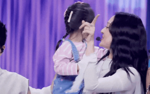 Bảo Anh gây "náo loạn" khi đưa con gái lên sân khấu Em Xinh Say Hi- Ảnh 1.