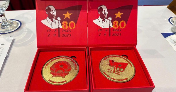 Vinh danh lịch sử với 8000 đồng xu vàng kỷ niệm 80 năm Quốc khánh- Ảnh 1.