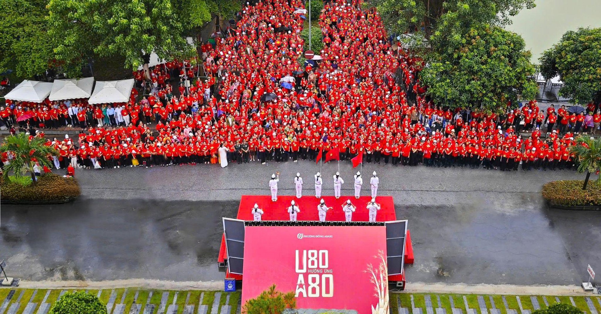 Tuyệt đối điện ảnh: 1360 người cao tuổi khoác áo cờ đỏ sao vàng, lập kỷ lục hát Quốc ca đầy xúc động- Ảnh 1. Tuyệt đối điện ảnh: 1360 người cao tuổi khoác áo cờ đỏ sao vàng, lập kỷ lục hát Quốc ca đầy xúc động- Ảnh 1.