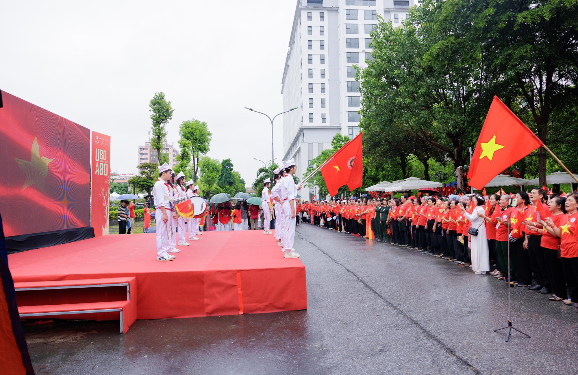 Tuyệt đối điện ảnh: 1360 người cao tuổi khoác áo cờ đỏ sao vàng, lập kỷ lục hát Quốc ca đầy xúc động- Ảnh 4. Tuyệt đối điện ảnh: 1360 người cao tuổi khoác áo cờ đỏ sao vàng, lập kỷ lục hát Quốc ca đầy xúc động- Ảnh 4.