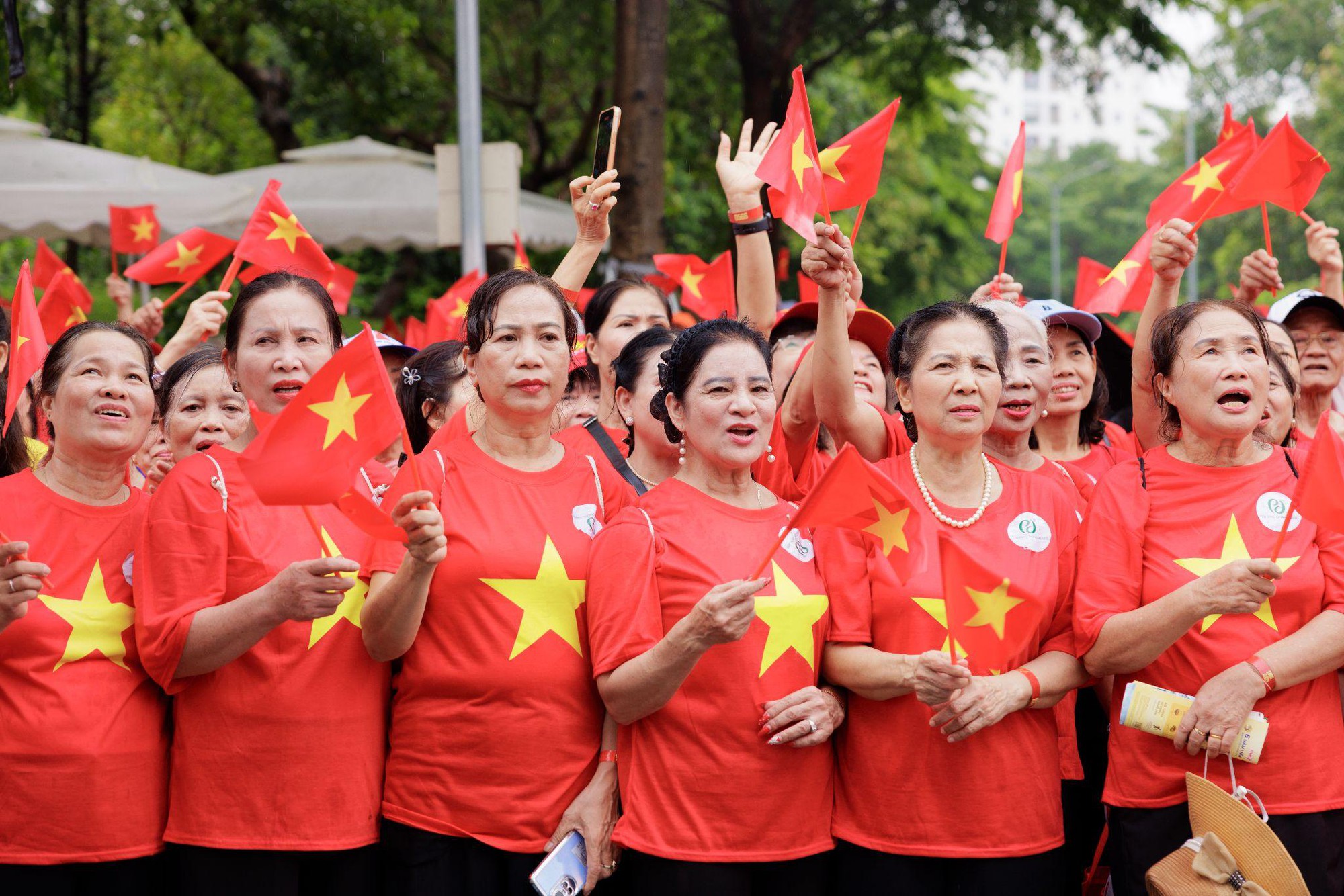 Tuyệt đối điện ảnh: 1360 người cao tuổi khoác áo cờ đỏ sao vàng, lập kỷ lục hát Quốc ca đầy xúc động- Ảnh 5. Tuyệt đối điện ảnh: 1360 người cao tuổi khoác áo cờ đỏ sao vàng, lập kỷ lục hát Quốc ca đầy xúc động- Ảnh 5.