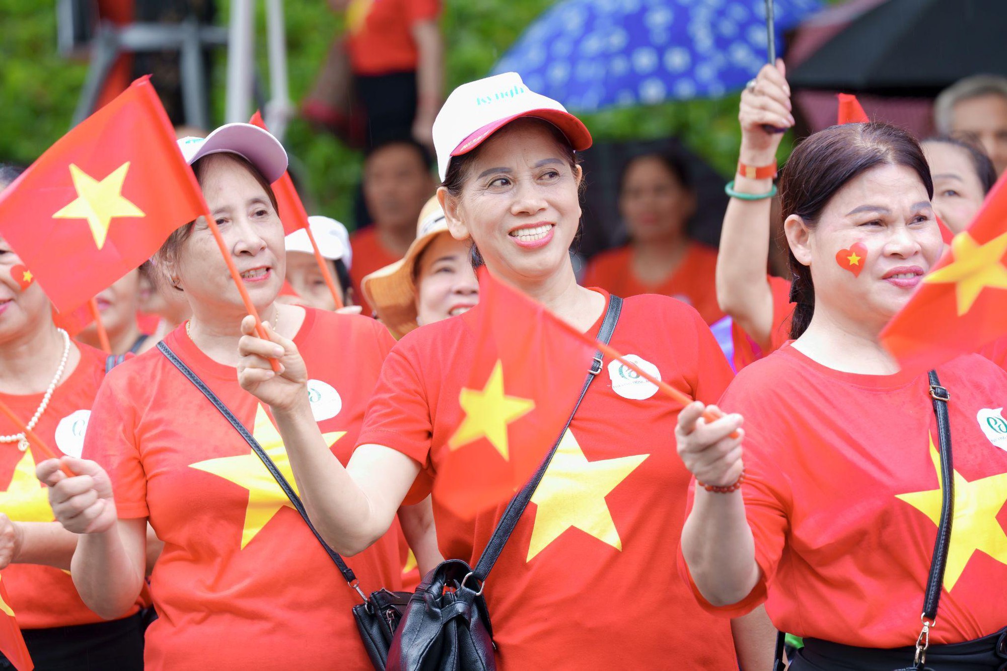 Tuyệt đối điện ảnh: 1360 người cao tuổi khoác áo cờ đỏ sao vàng, lập kỷ lục hát Quốc ca đầy xúc động- Ảnh 6. Tuyệt đối điện ảnh: 1360 người cao tuổi khoác áo cờ đỏ sao vàng, lập kỷ lục hát Quốc ca đầy xúc động- Ảnh 6.