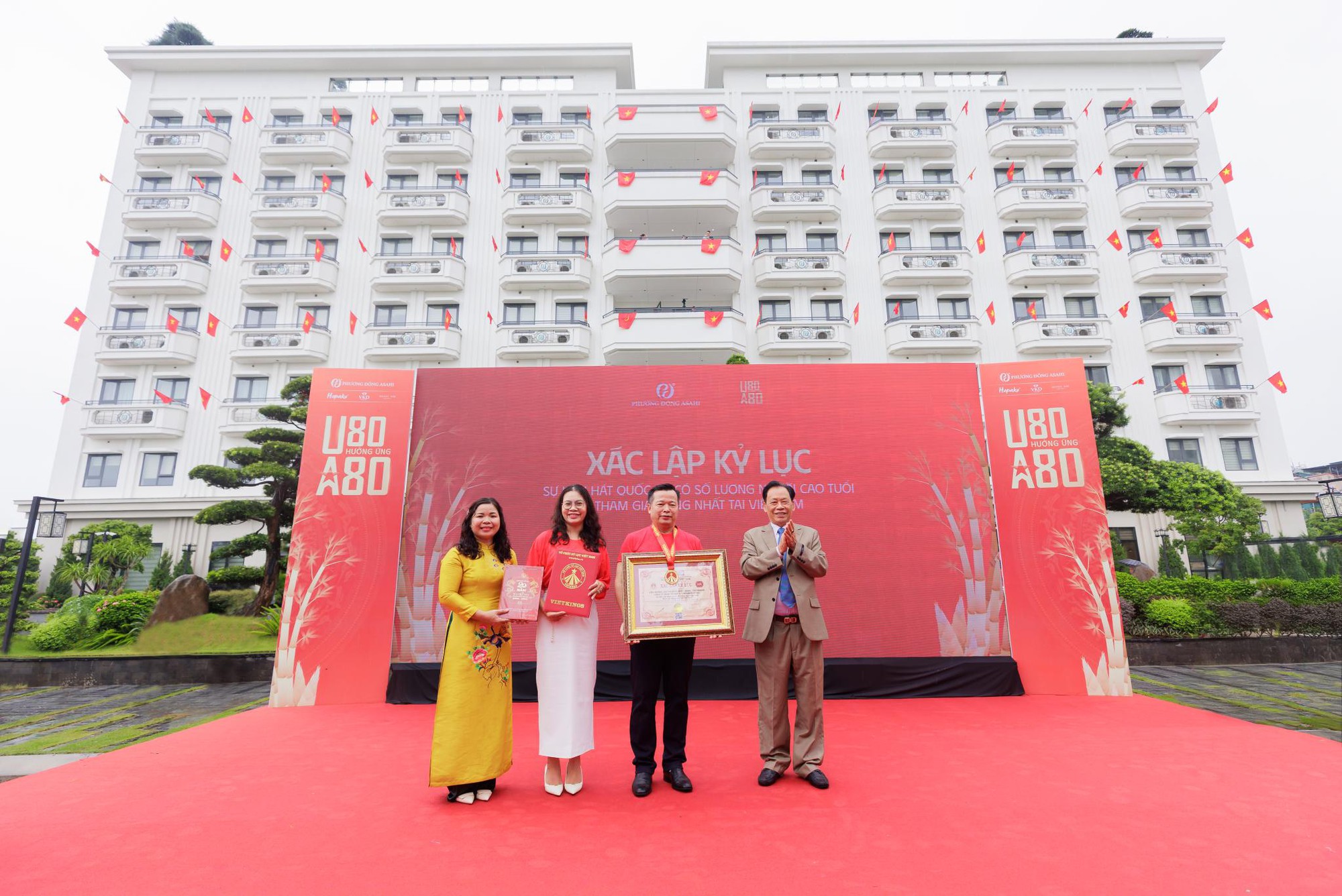 Tuyệt đối điện ảnh: 1360 người cao tuổi khoác áo cờ đỏ sao vàng, lập kỷ lục hát Quốc ca đầy xúc động- Ảnh 10. Tuyệt đối điện ảnh: 1360 người cao tuổi khoác áo cờ đỏ sao vàng, lập kỷ lục hát Quốc ca đầy xúc động- Ảnh 10.