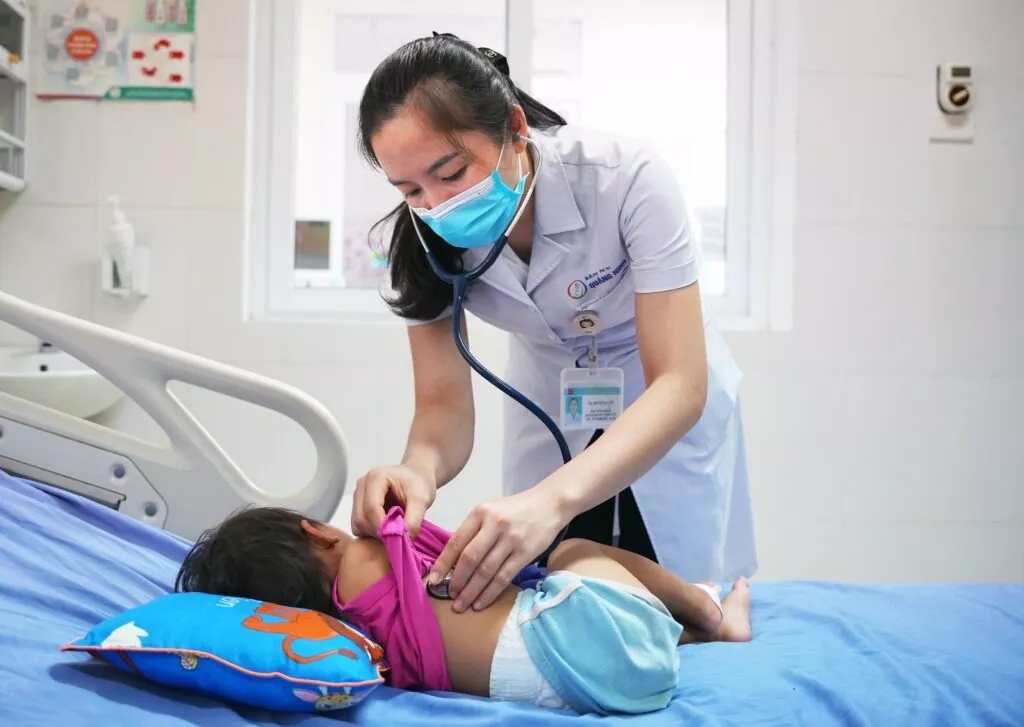 Thấy con rắn sọc đen trắng bò ngang qua người, gia đình tức tốc đưa bé gái 21 tháng đi cấp cứu
- Ảnh 1.