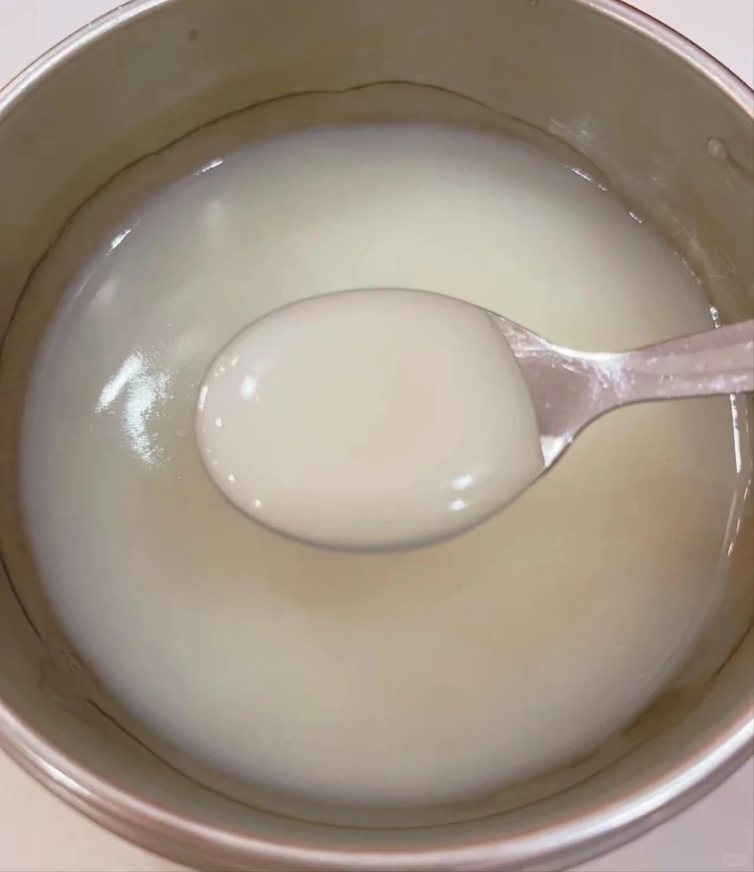Tôi đã thử gội đầu bằng nước gạo pha đá lạnh, không ngờ tóc chắc khỏe và óng mượt trông thấy- Ảnh 2.