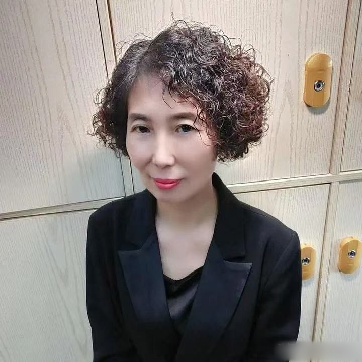 Bước vào tuổi trung niên, tôi nhận ra: Không phải cứ nhuộm đen là trẻ, đôi khi bạc tự nhiên lại sang hơn- Ảnh 2.