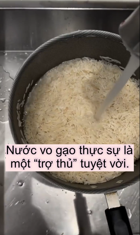 Tôi đã thử gội đầu bằng nước gạo pha đá lạnh, không ngờ tóc chắc khỏe và óng mượt trông thấy- Ảnh 4.