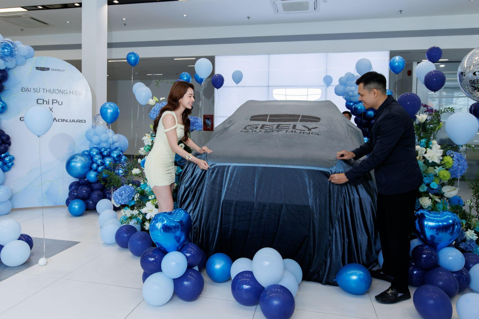 Chi Pu trải nghiệm SUV Geely Monjaro: Ghế massage, dàn loa Infinity, cửa sổ trời panorama- Ảnh 1.