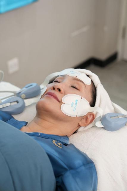 Nghệ sĩ Hồng Đào rạng rỡ tại sự kiện, tiết lộ bí kíp giữ gìn nhan sắc ở tuổi 63- Ảnh 4.