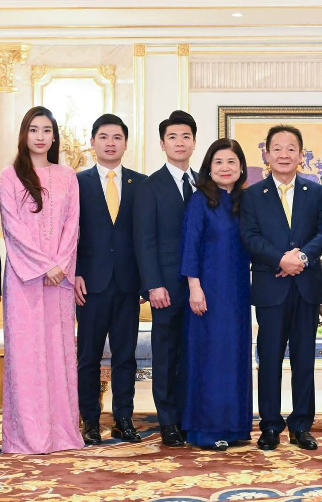 Vì sao gia đình doanh nhân nổi tiếng Việt Nam chuộng cà vạt màu vàng: Khám phá ý nghĩa sâu xa- Ảnh 3. Vì sao gia đình doanh nhân nổi tiếng Việt Nam chuộng cà vạt màu vàng: Khám phá ý nghĩa sâu xa- Ảnh 3.
