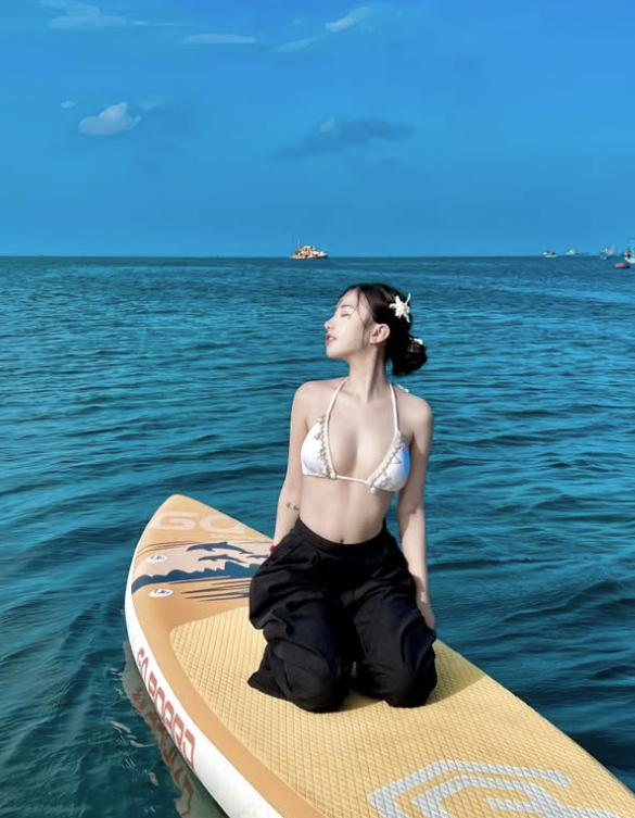 Fan cứng soi loạt hình ảnh nóng bỏng của "vợ quốc dân" Tiểu Hý, nghi ngờ gái xinh "co giãn" vòng 1- Ảnh 3.
