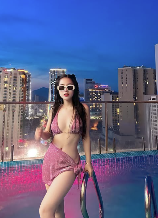Fan cứng soi loạt hình ảnh nóng bỏng của "vợ quốc dân" Tiểu Hý, nghi ngờ gái xinh "co giãn" vòng 1- Ảnh 4.
