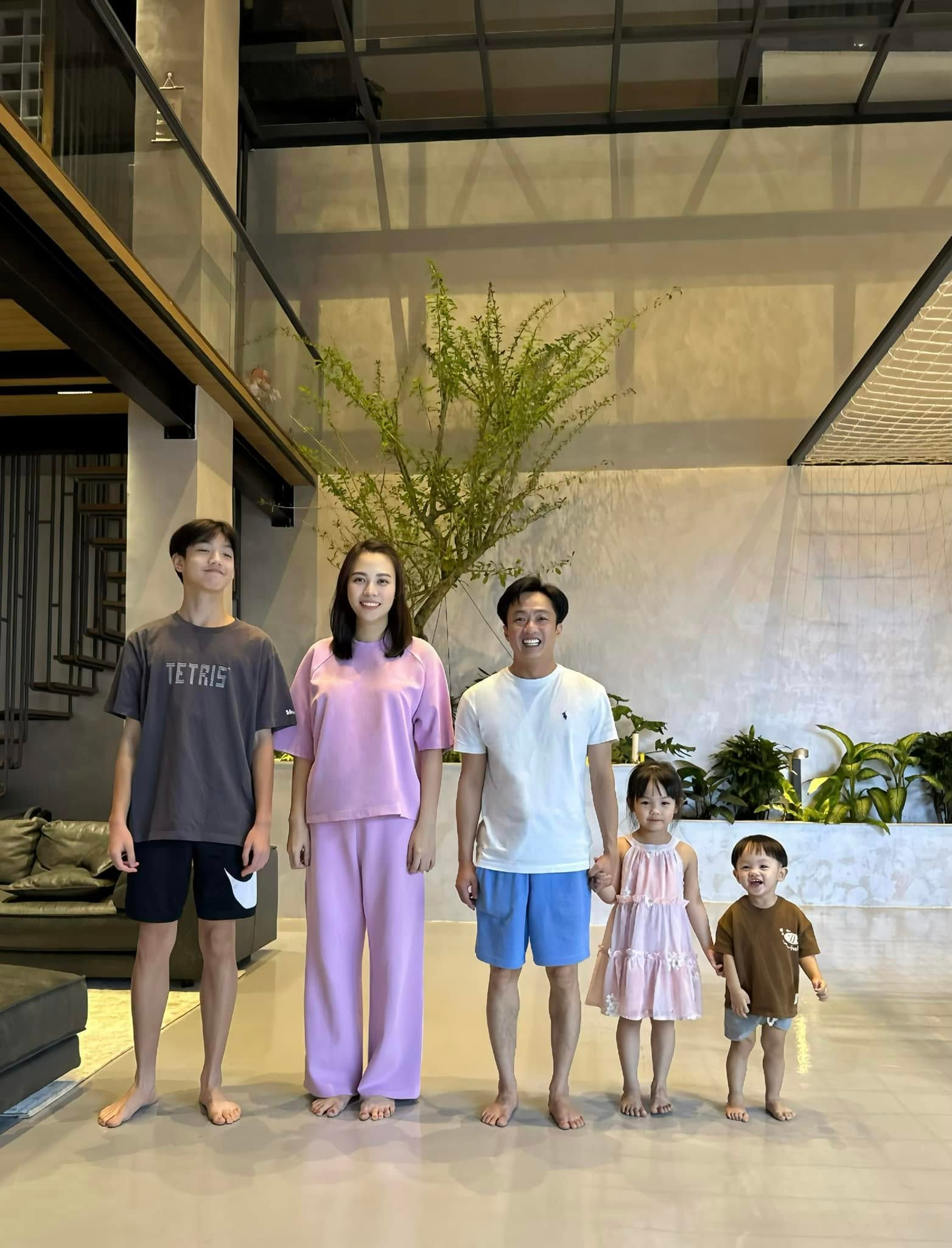 Cả nhà Cường Đô La chuộng áo của giới thượng lưu: Logo bé xíu mà mặc lên sang cỡ này- Ảnh 4. Cả nhà Cường Đô La chuộng áo của giới thượng lưu: Logo bé xíu mà mặc lên sang cỡ này- Ảnh 4.