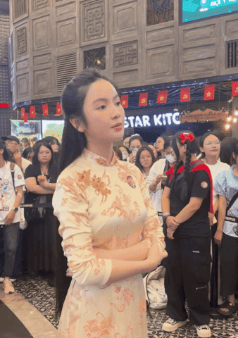 Con trai Quang Hải "đại náo" họp báo của Hoà Minzy, Chu Thanh Huyền trông con mệt bở hơi tai- Ảnh 1.