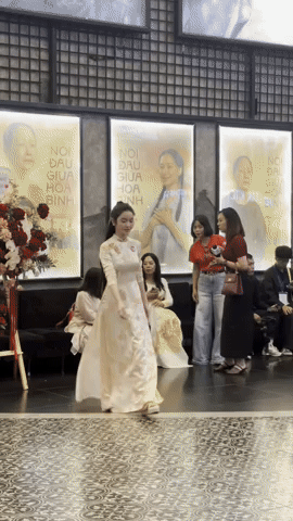 Con trai Quang Hải "đại náo" họp báo của Hoà Minzy, Chu Thanh Huyền trông con mệt bở hơi tai- Ảnh 2.