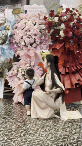 Con trai Quang Hải "đại náo" họp báo của Hoà Minzy, Chu Thanh Huyền trông con mệt bở hơi tai- Ảnh 3.