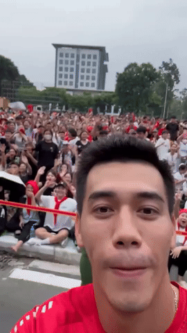 Tiến Linh háo hức khui trúng "sít rịt" cờ hoa phấp phới, Đức Huy choáng ngợp trước dòng người đổ concert quốc gia- Ảnh 1.