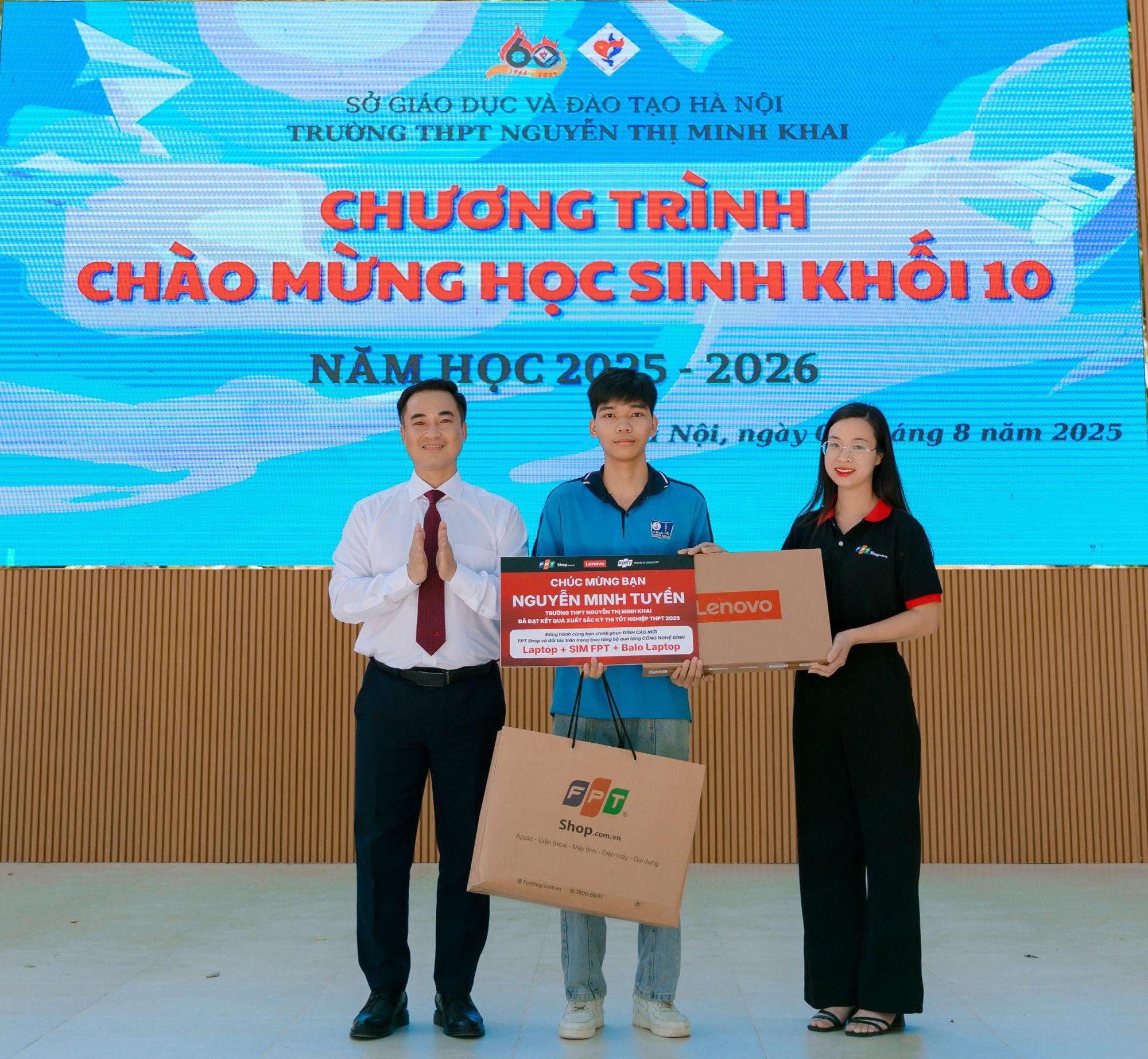 Tiếp sức mùa tựu trường, FPT Shop trao 30 combo công nghệ cho tân sinh viên có thành tích xuất sắc- Ảnh 1.