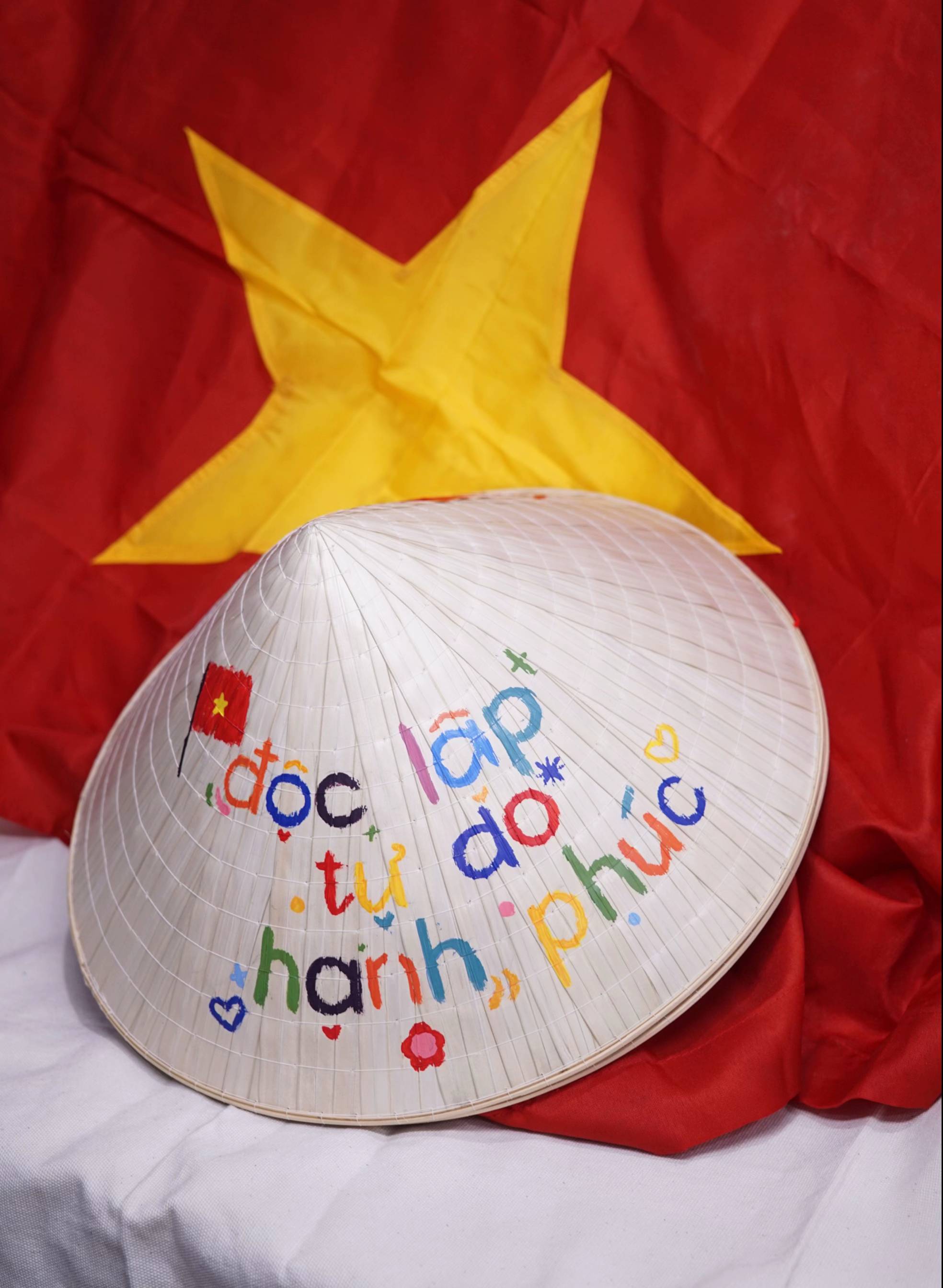 Đi xem diễu binh, diễu hành 2/9 cứ mặc theo tips này: Vừa xinh vừa thoải mái, mưa nắng không lo- Ảnh 11.