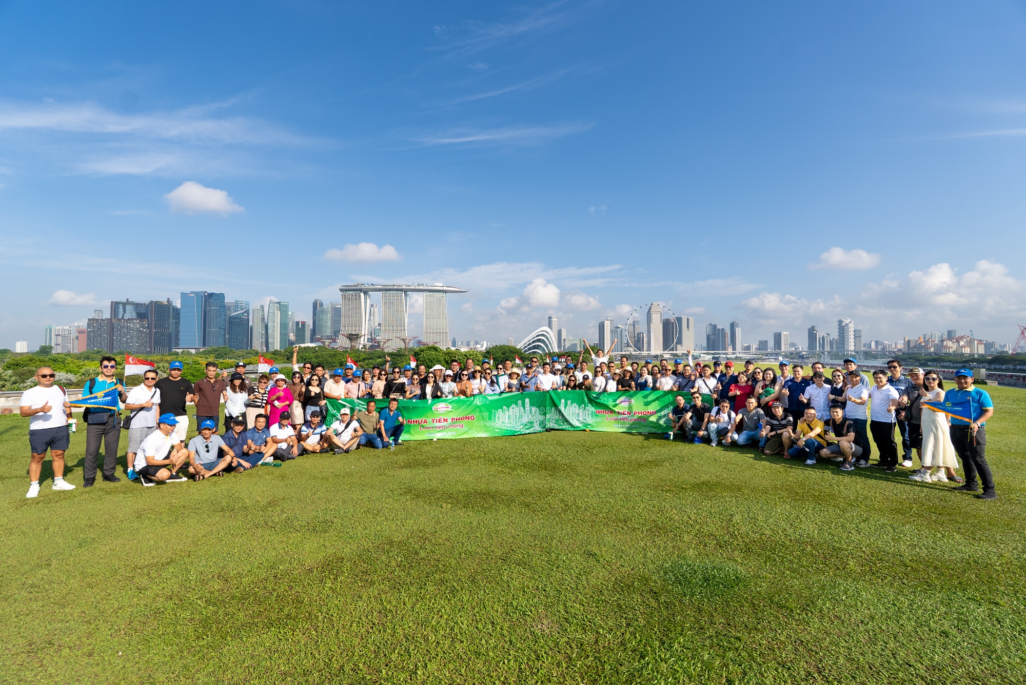 Tiền Phong Nam tổ chức chuyến du lịch và lễ tri ân hệ thống phân phối tại Singapore- Ảnh 2.