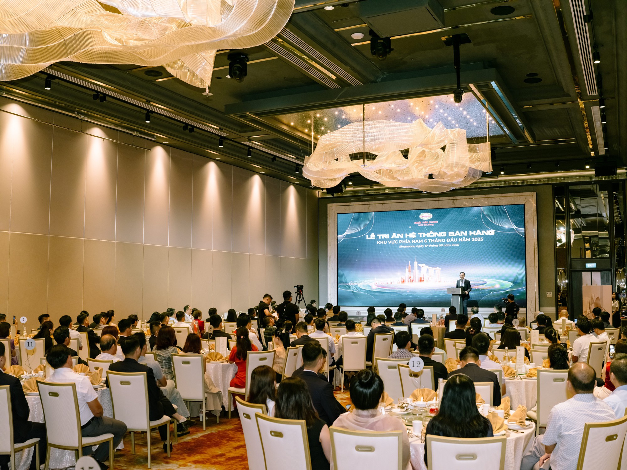 Tiền Phong Nam tổ chức chuyến du lịch và lễ tri ân hệ thống phân phối tại Singapore- Ảnh 3.