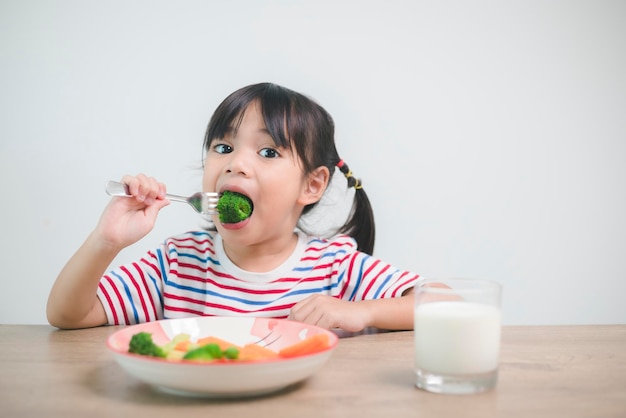 Đừng ép con uống sữa để tăng cân: Mẹ cứ nuôi theo cách này đảm bảo con khỏe mạnh, không biếng ăn- Ảnh 3. Đừng ép con uống sữa để tăng cân: Mẹ cứ nuôi theo cách này đảm bảo con khỏe mạnh, không biếng ăn- Ảnh 3.
