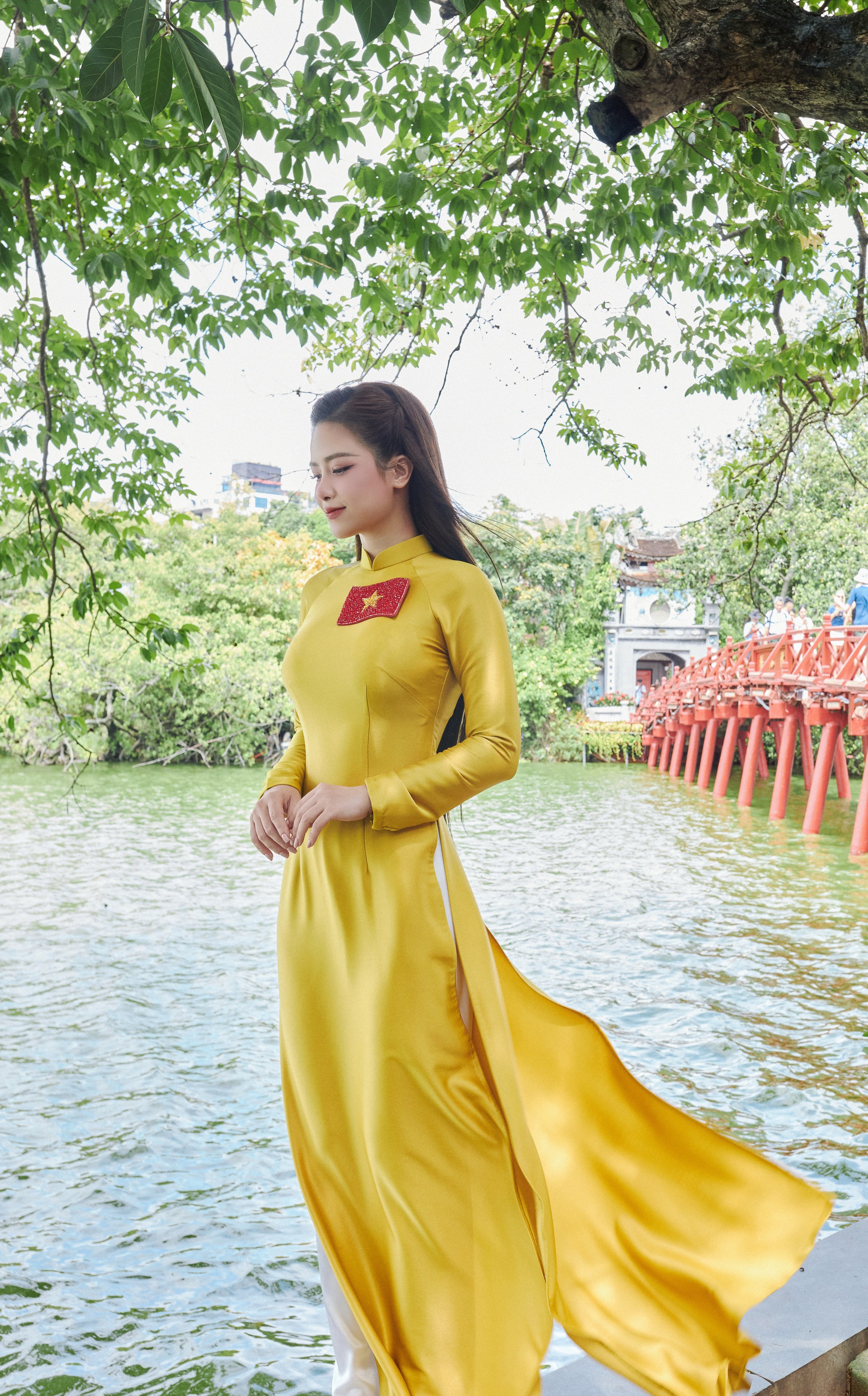 Thiếu tá Công an nhập vai "girl phố" Mai Ly lan tỏa lòng tự hào dân tộc qua tà áo dài truyền thống- Ảnh 2.