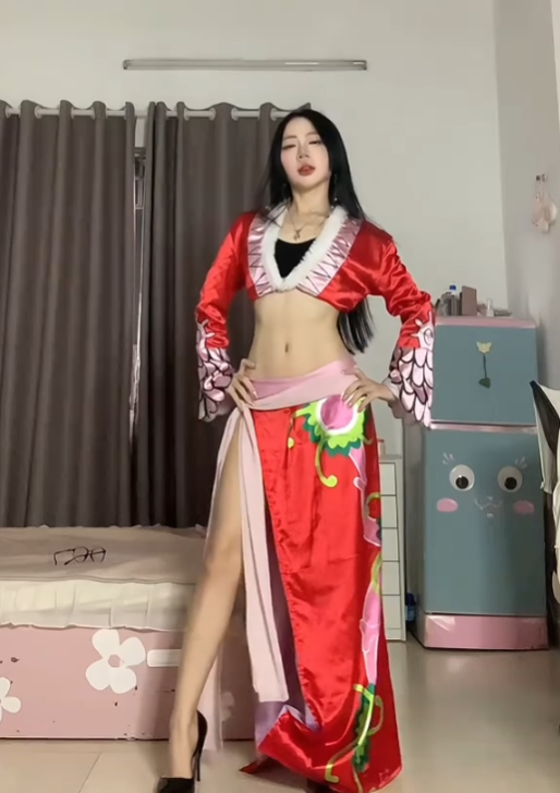 Cosplay Boa Hancock, hot TikToker lên tiếng đầy đanh thép, đáp trả những bình luận kém duyên- Ảnh 2. Cosplay Boa Hancock, hot TikToker lên tiếng đầy đanh thép, đáp trả những bình luận kém duyên- Ảnh 2.
