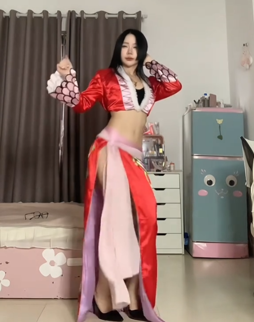 Cosplay Boa Hancock, hot TikToker lên tiếng đầy đanh thép, đáp trả những bình luận kém duyên- Ảnh 3. Cosplay Boa Hancock, hot TikToker lên tiếng đầy đanh thép, đáp trả những bình luận kém duyên- Ảnh 3.