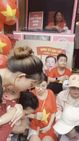 Em bé ngủ dưới nắng khi xem A80, được phu nhân Hà thành đón vào nhà, hoá ra là mẹ vợ hot làng bóng đá!- Ảnh 1. Em bé ngủ dưới nắng khi xem A80, được phu nhân Hà thành đón vào nhà, hoá ra là mẹ vợ hot làng bóng đá!- Ảnh 1.