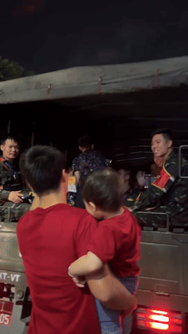Vợ chồng Duy Mạnh tặng kem, "sĩ hết nấc" khi chụp ảnh cùng chiến sĩ A80- Ảnh 2. Vợ chồng Duy Mạnh tặng kem, "sĩ hết nấc" khi chụp ảnh cùng chiến sĩ A80- Ảnh 2.