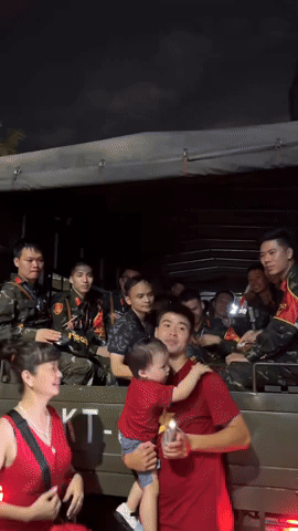 Vợ chồng Duy Mạnh tặng kem, "sĩ hết nấc" khi chụp ảnh cùng chiến sĩ A80- Ảnh 3. Vợ chồng Duy Mạnh tặng kem, "sĩ hết nấc" khi chụp ảnh cùng chiến sĩ A80- Ảnh 3.